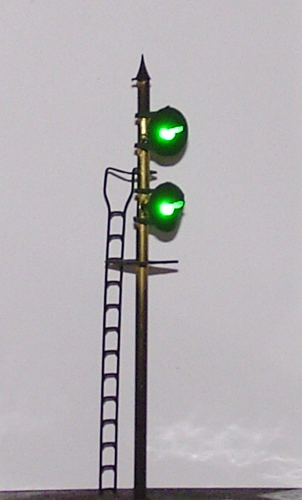 Great Western twin head searchlight signal showing Clear